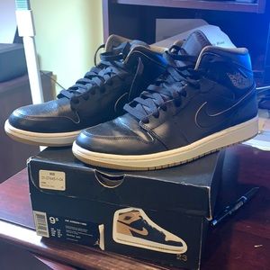 Air Jordan 1 mid size 9.5 men’s
